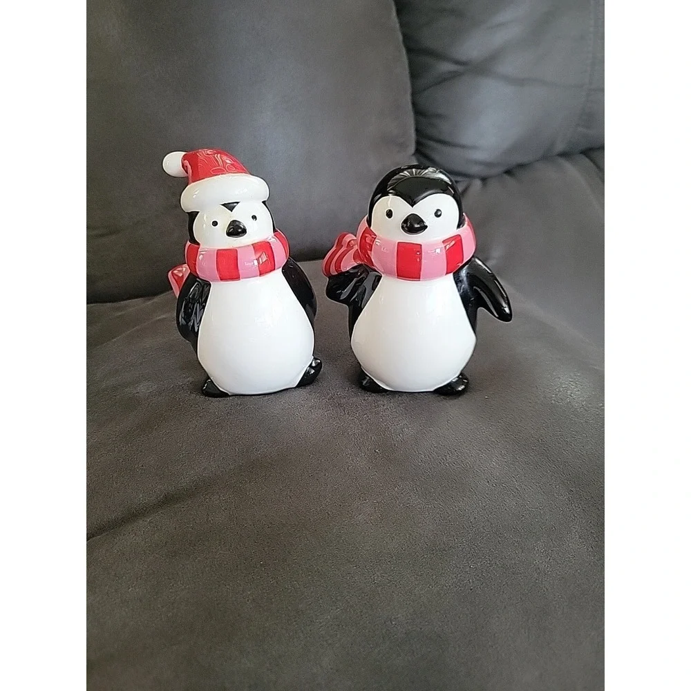 Target Home Sleddin Hill Christmas Holiday Penguins Salt Pepper Shaker Set‎